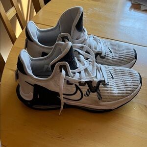 Nike Men’s White and Black Lightweight Training Sneakers